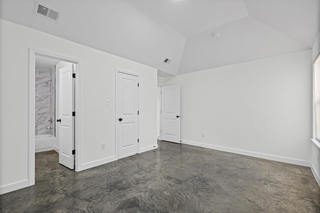 Building Photo - 1061 N Avalon St