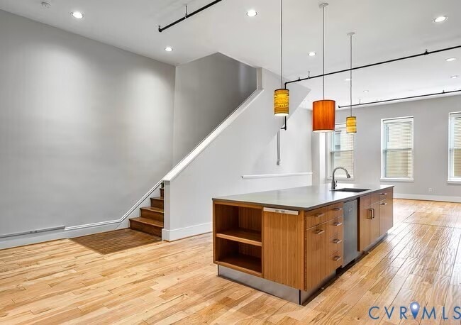 Building Photo - 105 E Broad St