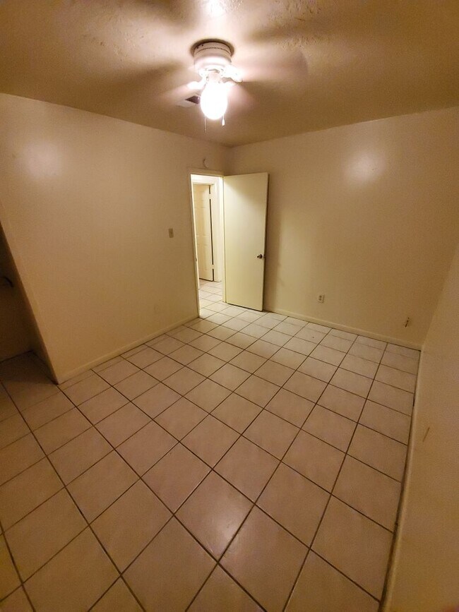 Building Photo - 2 bedroom /1 bath Fourplex in North Bryan! Available Now!