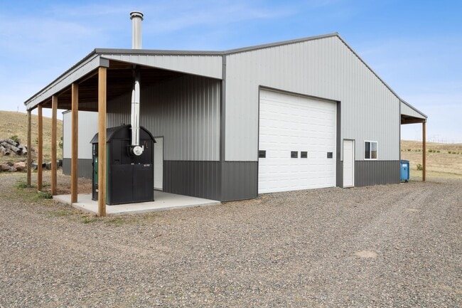Building Photo - Executive 3-Bed Ranch Main Level - Private...
