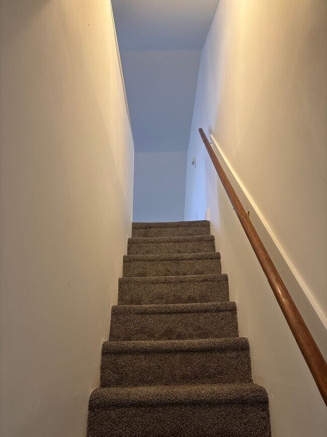 Building Photo - Spacious 4 Bedroom, 1.5 Bath House With Yard-York City SD