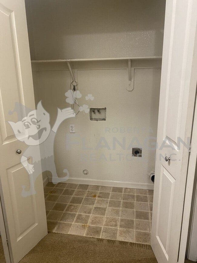 Building Photo - 3 bedroom/2 bathroom home