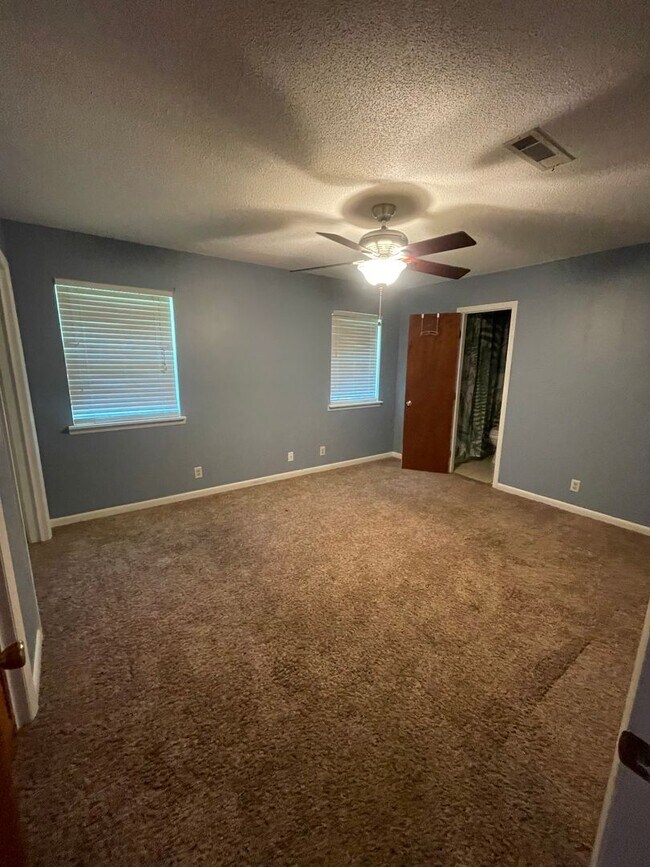 Building Photo - Enterprise Living!