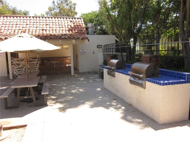 Building Photo - 424 Vista Suerte