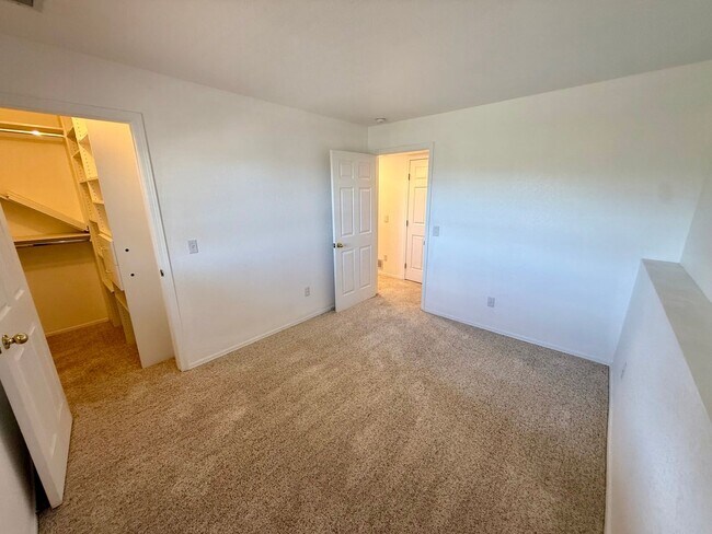 Building Photo - 537 Canyon View Dr
