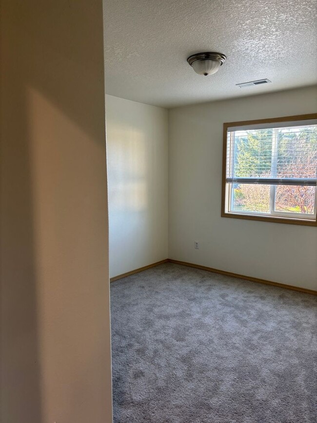 Building Photo - East Vancouver 3 bedrooms!