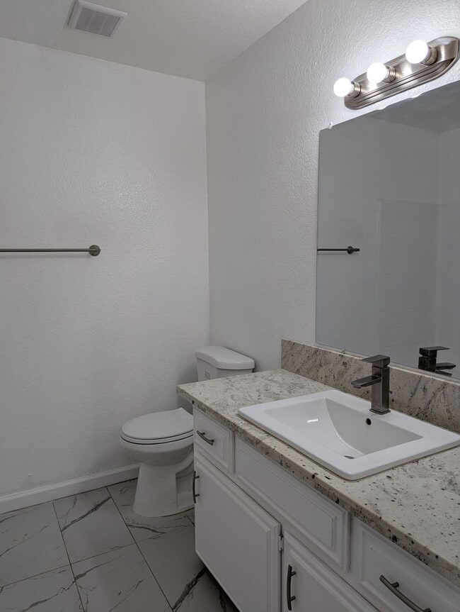 Building Photo - Spacious 3 Bedroom 2 Bath Home Available F...