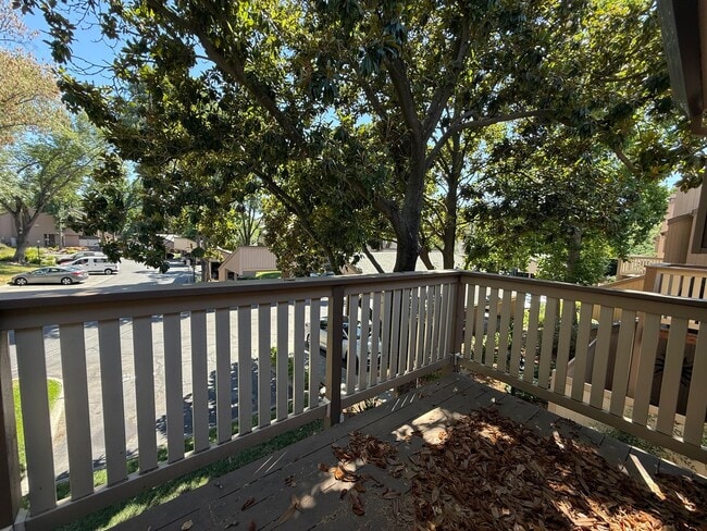 Building Photo - 2 bed 2 bath upstairs condo available to m...