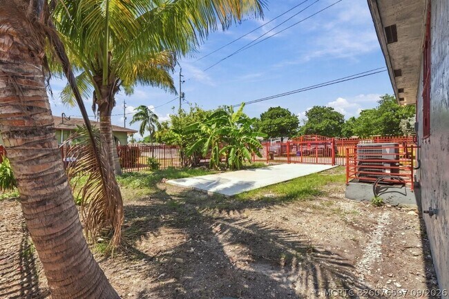 Building Photo - 4952 NW 21st Ave