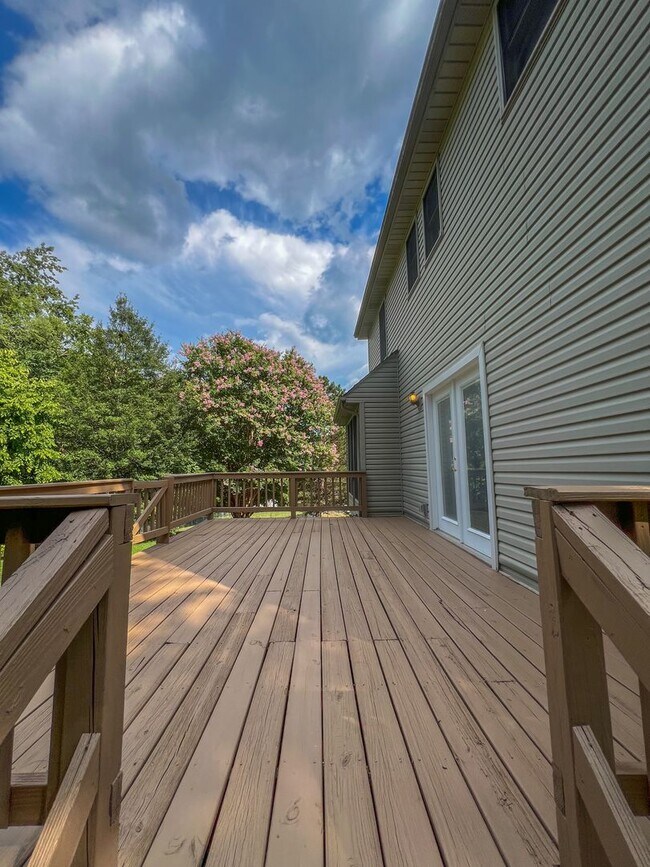 Building Photo - Gorgeous Single-Family Home! Large Deck, B...