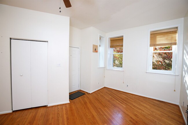 Building Photo - Charming Hill East One Bedroom