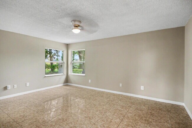 Building Photo - Charming Rental on Quiet Cul-de-Sac!