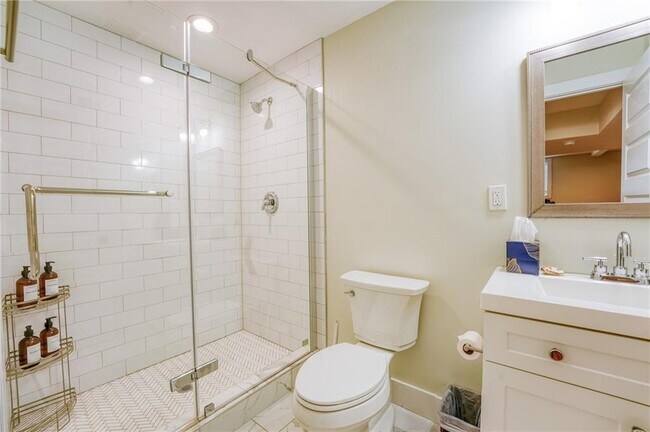 Building Photo - 3076 McCully Dr NE