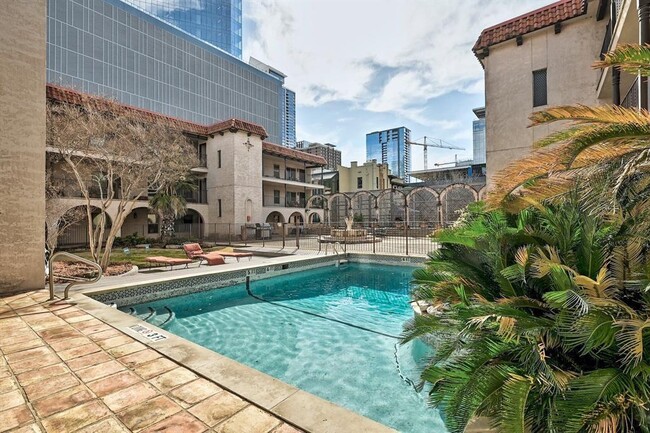 Building Photo - 505 W 7th St