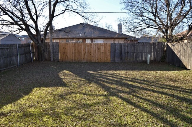 Building Photo - Beautiful 3 Bedroom, 2.5 Bathroom Townhome...
