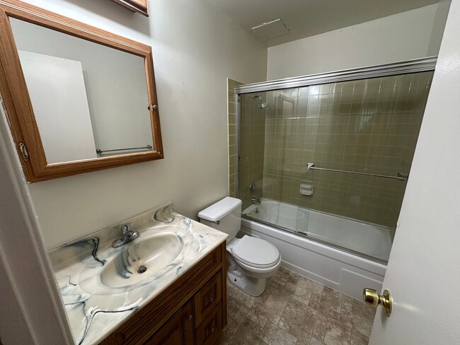 Building Photo - Spacious 1 Bedroom near Lake Merritt! FIRS...