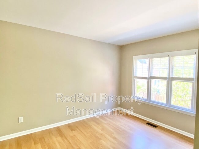 Building Photo - 348 Llewellyn Mews