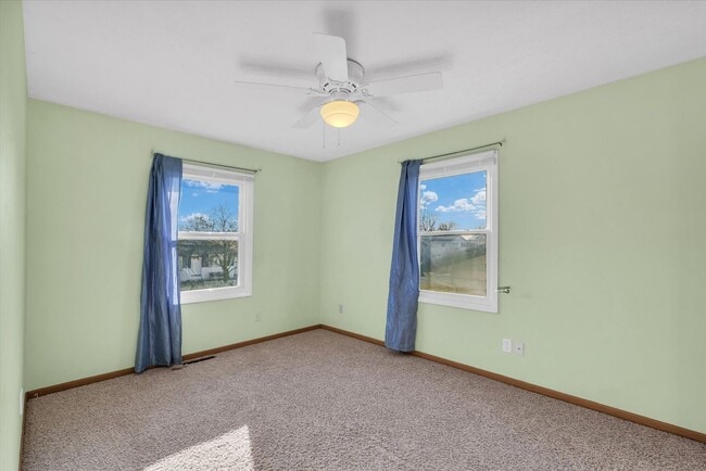 Building Photo - Spacious 4-Bedroom Home with Fenced Yard a...