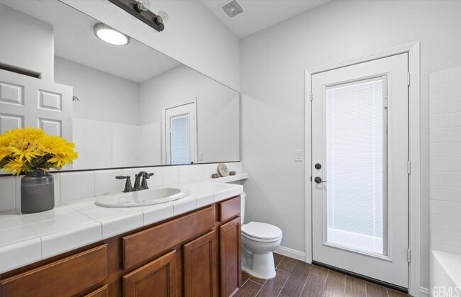 Building Photo - Luxury Furnished 4-Bed Home w/ Pool, Spa, ...