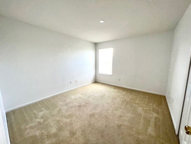 Building Photo - Remodeled Kitchen!! Wonderful Avalon Park-...
