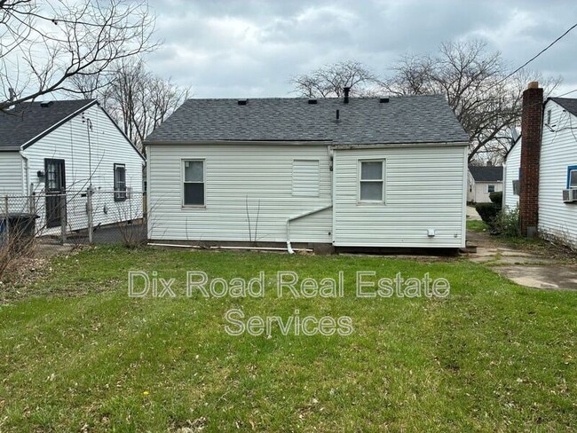 Building Photo - 729 Cleverly Rd