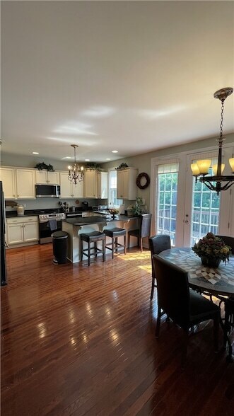Building Photo - 574 E Vanderbilt Dr