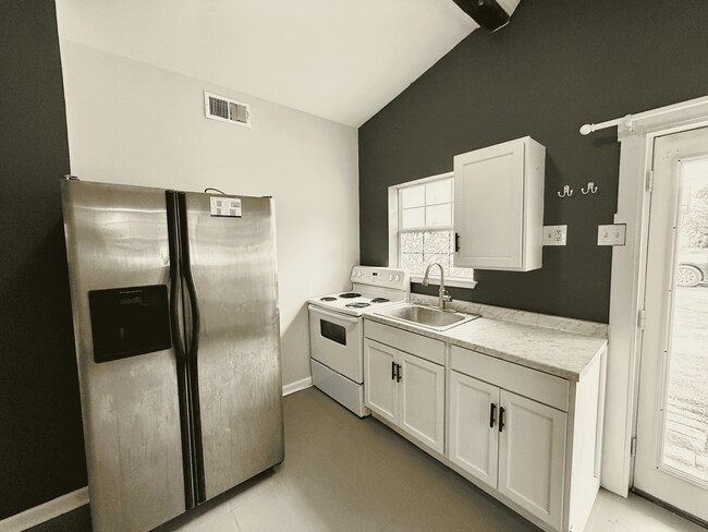 Building Photo - 427 General Mouton Ave