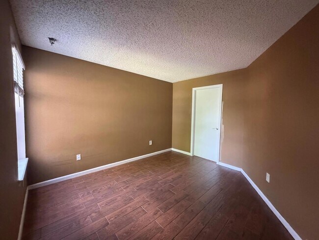 Building Photo - 1165 Crystal Way