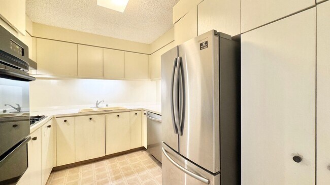 Building Photo - Available NOW - Highly Desired 2 BED 2 BAT...