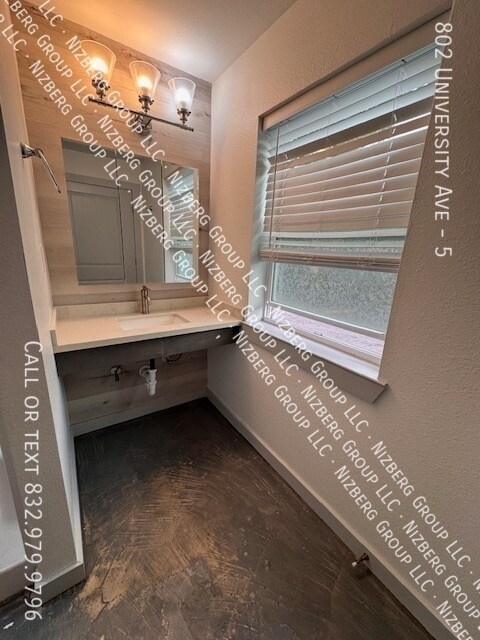 Building Photo - 802 University Ave