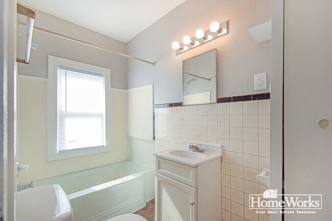 Building Photo - Adorable 2 Bedroom Home