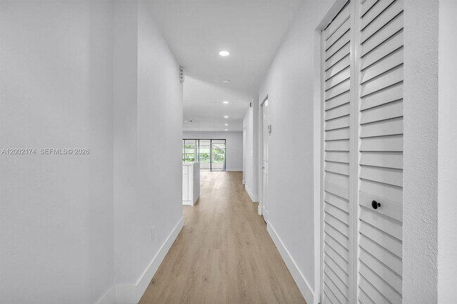 Building Photo - 8535 Casa Del Lago