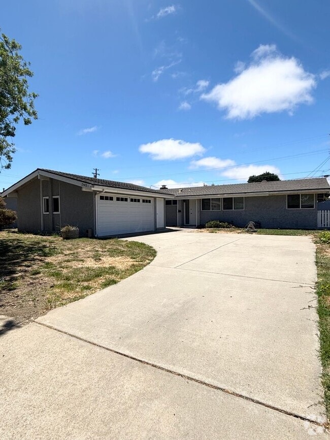 Building Photo - Lovely 3 Bedroom Home in Established Neigh...