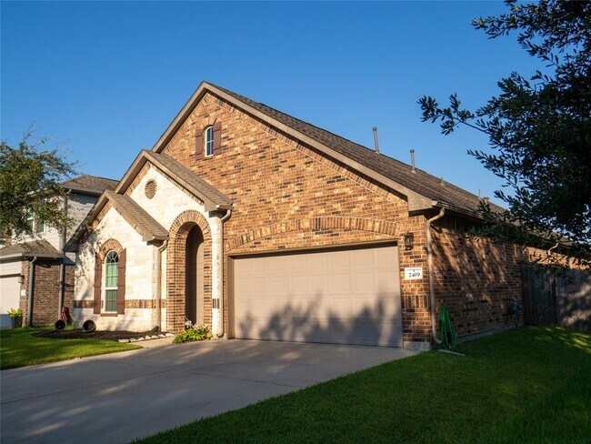 Building Photo - 2419 Doral Dr