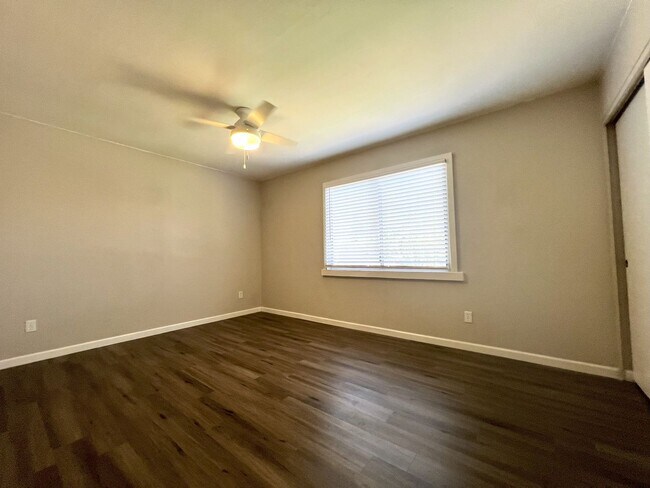 Building Photo - UPDATED 2 story townhome FOR RENT  **SAVE ...
