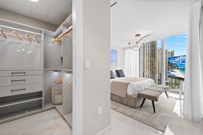 Building Photo - 300 Biscayne Blvd Way