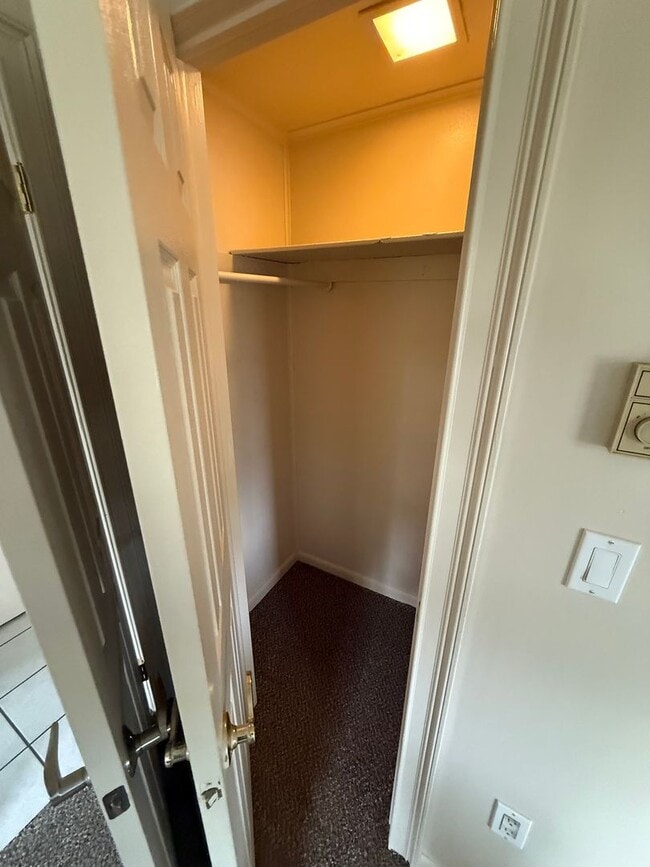 Building Photo - 3 bd / 1.5 bth Single Family Home in Quake...