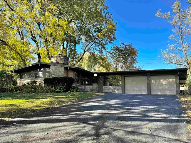 Building Photo - 7102 Woodhue Ln