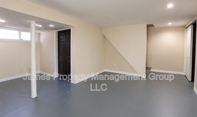 Building Photo - 458 Oak St