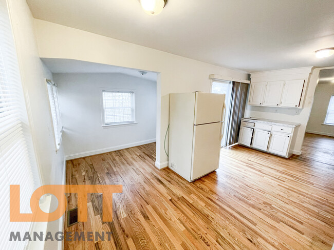 Building Photo - 702 Sumter St