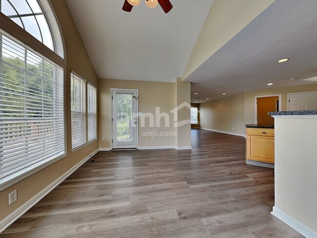 Building Photo - 5 Wells Dr