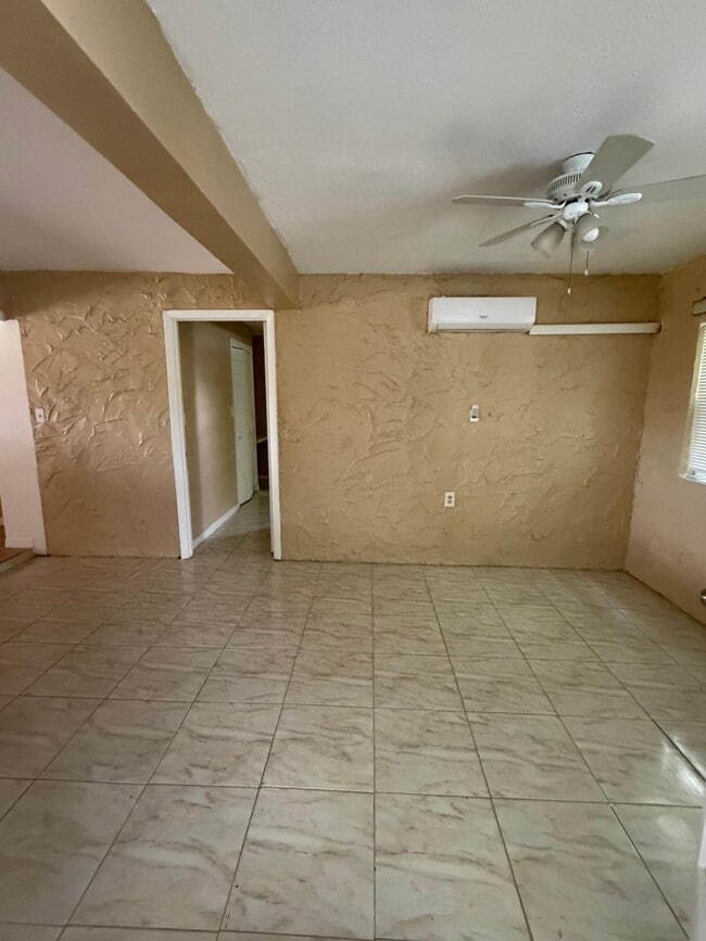 Building Photo - 5601 Pierce St