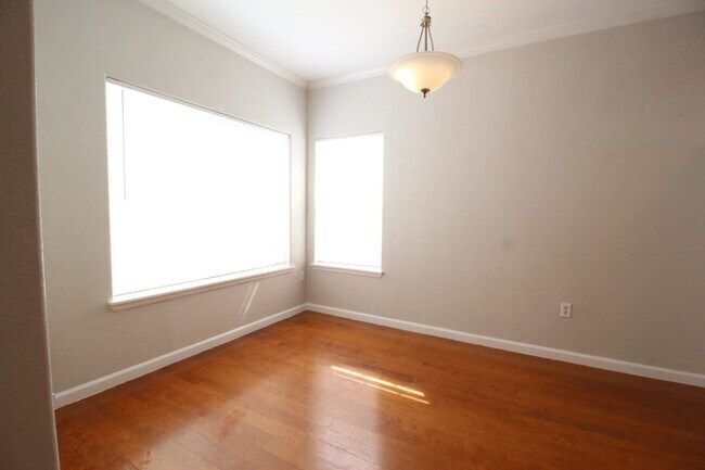 Building Photo - Long Realty & Property Management - 3 Bedroom Condo in Gated Community with Amenities