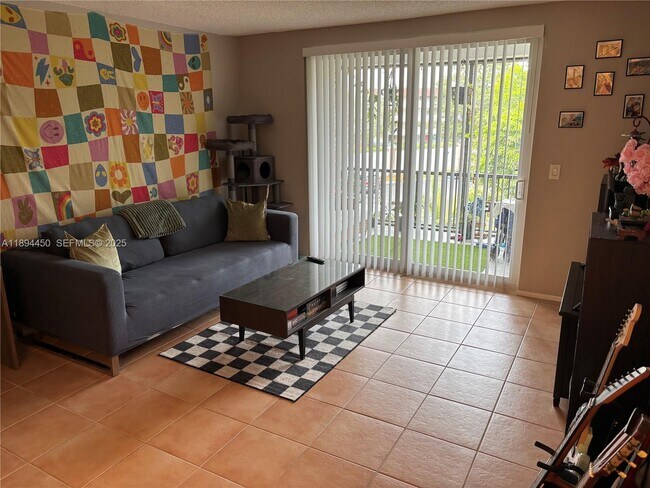 Building Photo - 3650 Inverrary Dr