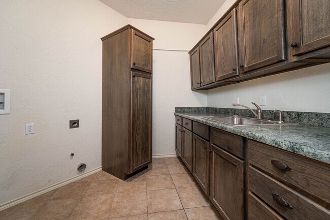 Building Photo - Spacious home in Moore schools- PEACEFUL L...