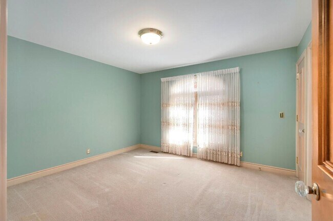 Building Photo - 833 Lakewood Dr