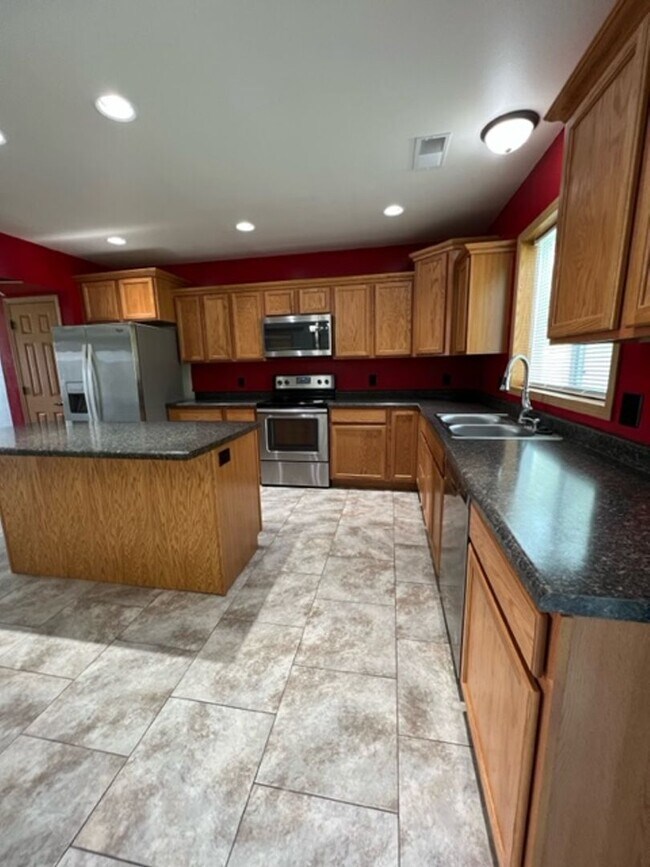 Building Photo - BEAUTIFUL & SPACIOUS 4 BEDROOM/2.5 BATH DU...