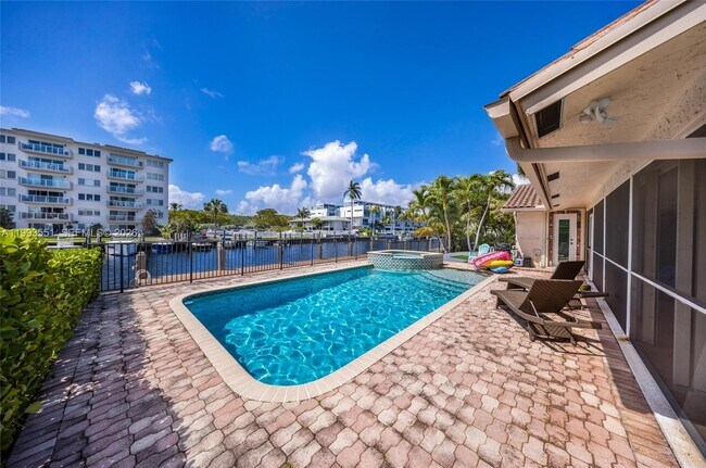 Building Photo - 2752 NE 3rd St