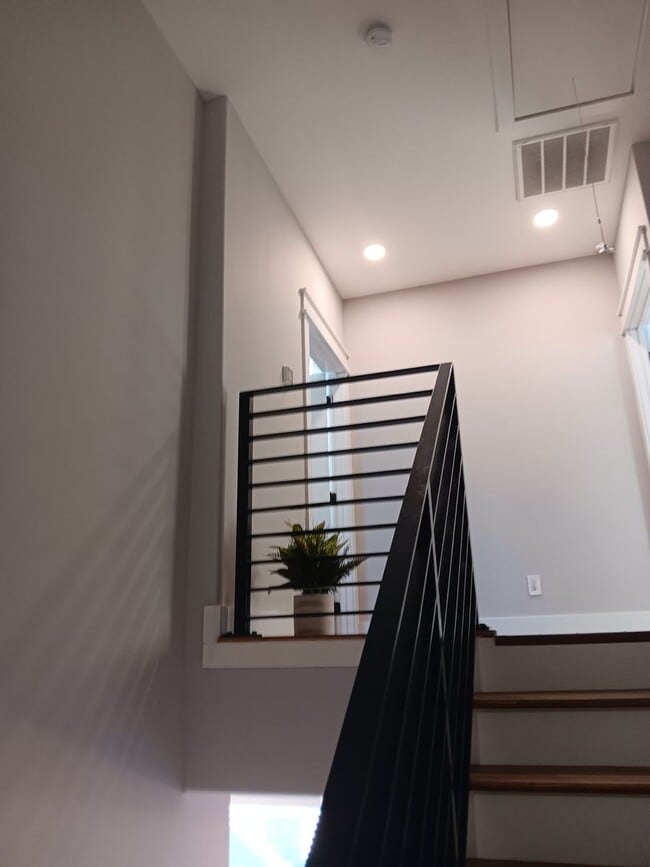 Building Photo - Spacious 6BR Townhome Near UTK | Private B...