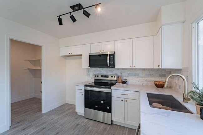 Building Photo - Gated community townhome- fully updated!